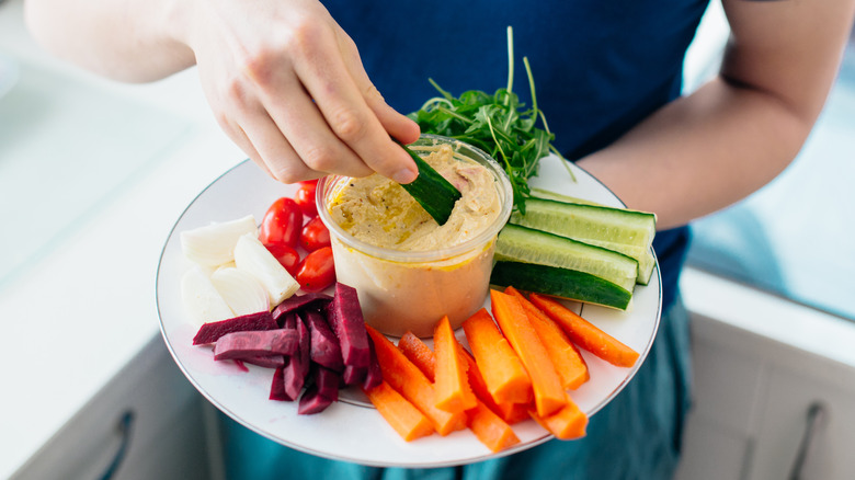 Crudité plate with dip