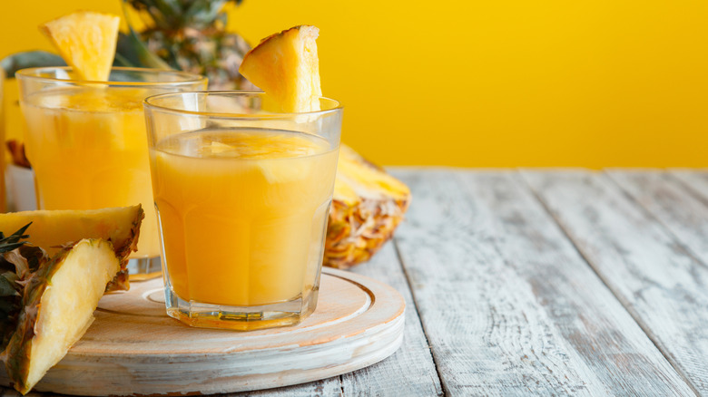 Pineapple juice glass with fresh pineapple