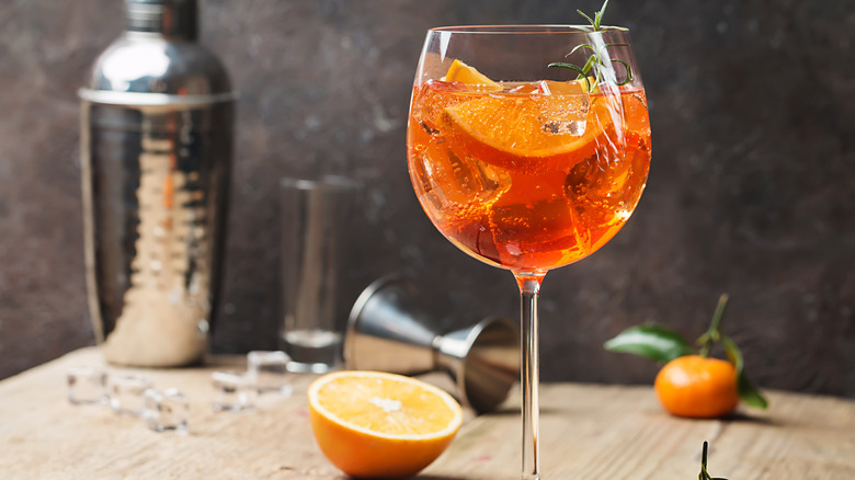 glass of aperol spritz