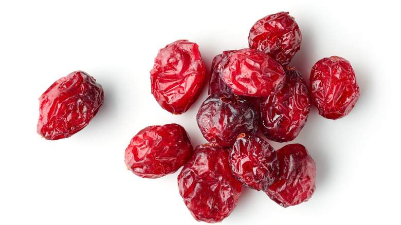 pile of dried cranberries 