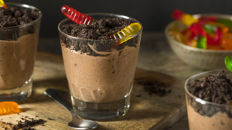 oreo pudding with gummi worms