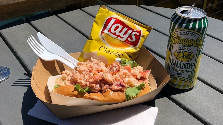 Fresh lobster roll