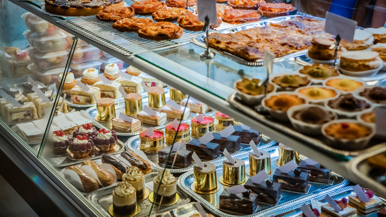 What is the difference between bakery and patisserie?