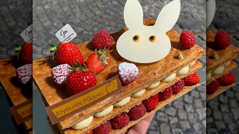 Millefeuille with berries and easter bunny