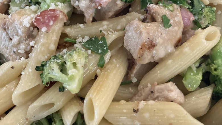 Amy's pasta with broccoli, chicken, penne, and cheese