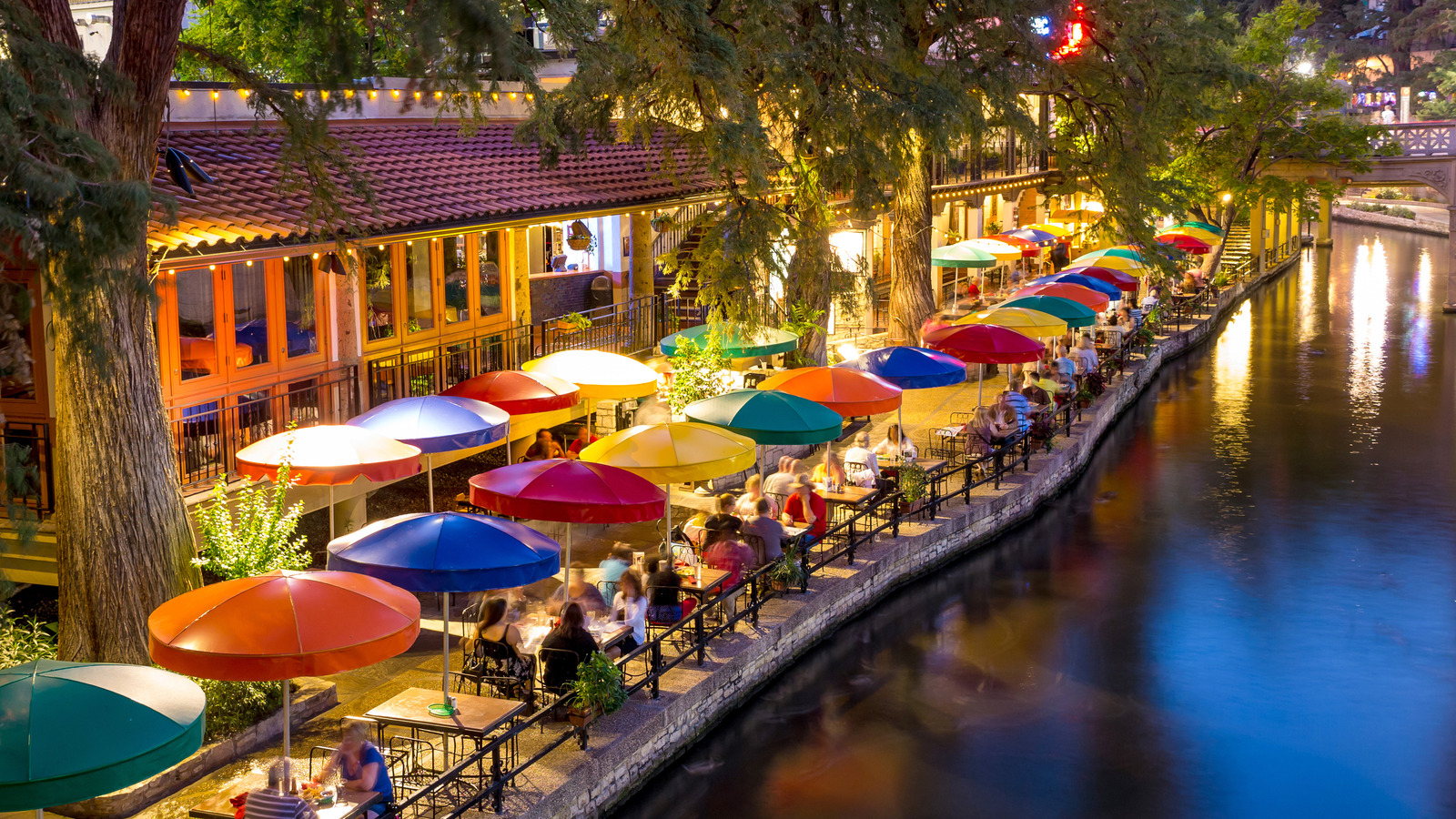 San Antonio Riverwalk - PEOPLE & PLACES: Local Tourist Attraction