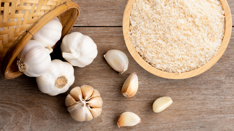 garlic cloves and powder