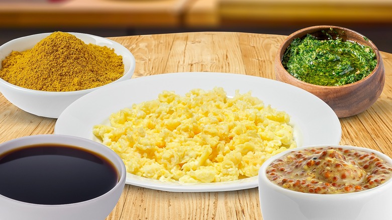 scrambled eggs with condiments