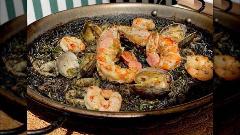 Clam and shrimp paella 