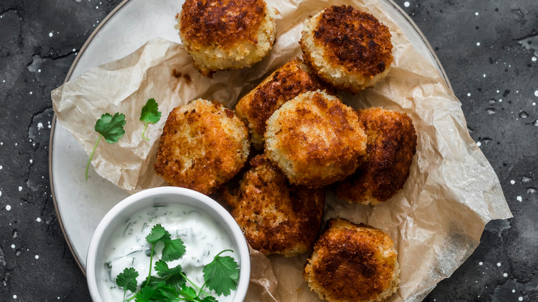 Fried tuna appetizer with dip