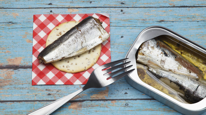 canned sardines with crackers