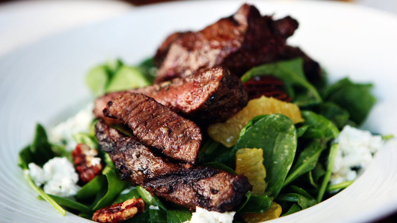 steak and spinach salad