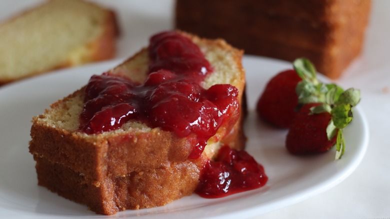 Pound cake with strawberry jam