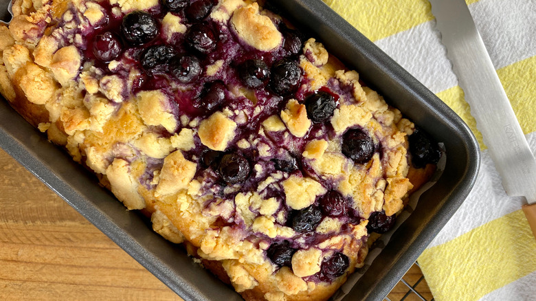 Pound cake with streusel topping