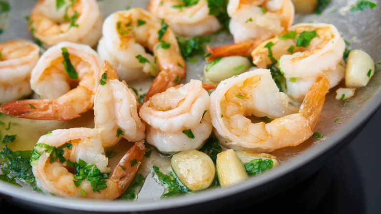 Fried shrimp with herbs