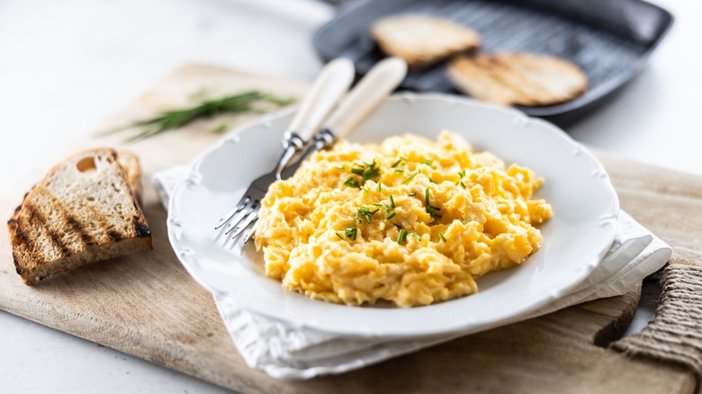 scrambled eggs on plate