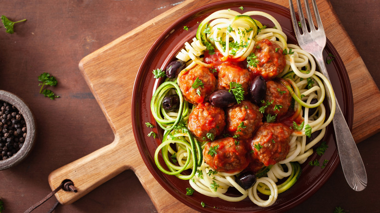 Zucchini noodles with meatballs