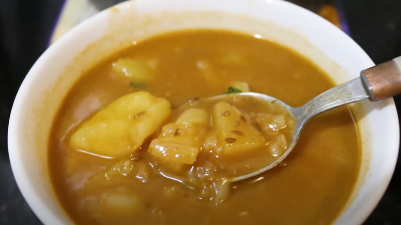 Ćoravi gulaš soup serving