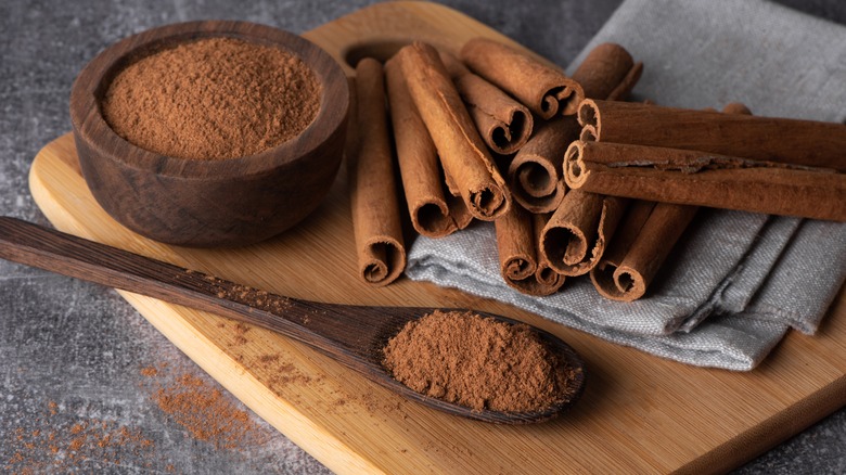 Cinnamon sticks and ground cinnamon