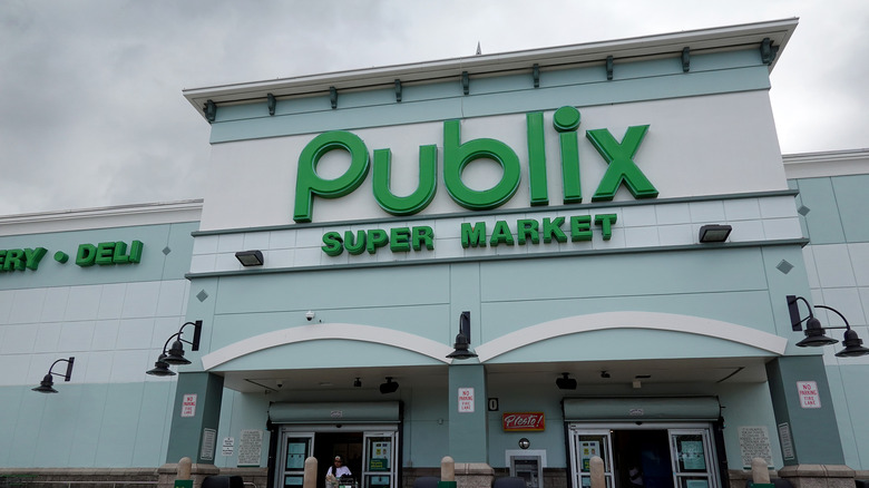 Exterior facade of Publix super market store