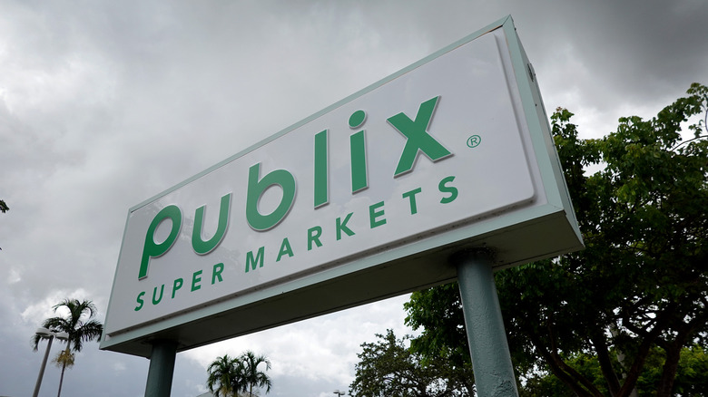 Publix super market sign with palm trees in the background