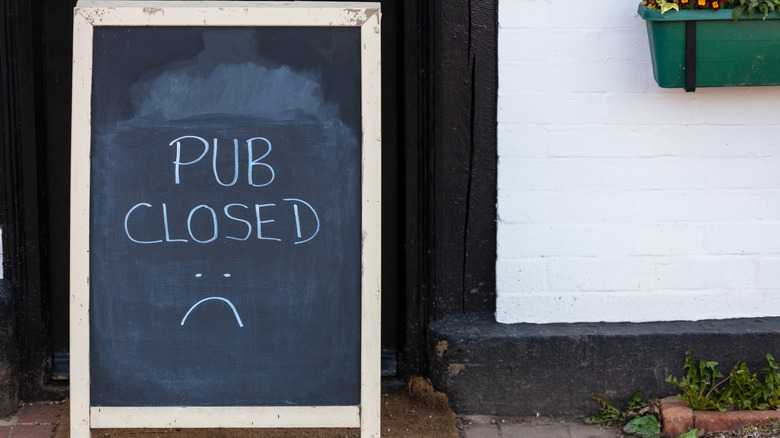 Blackboard sign reading "pub closed"