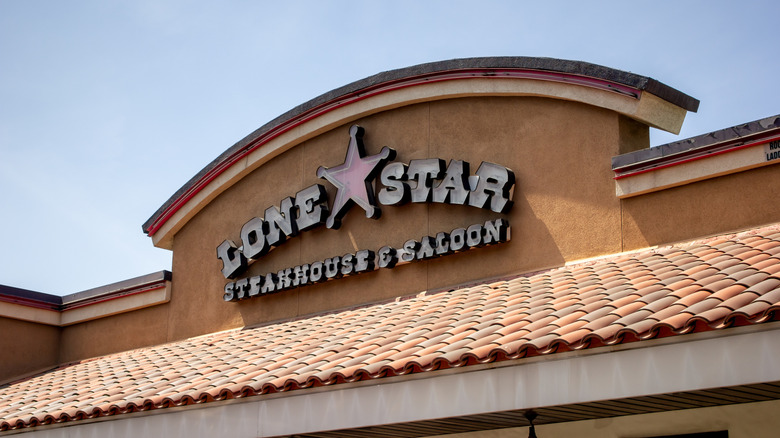 Front of Lone Star Steakhouse & Saloon location