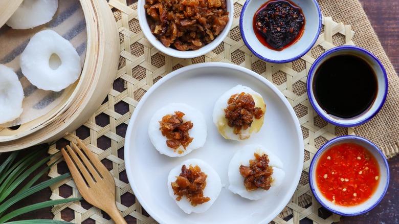 Steamed rice cake with sauces