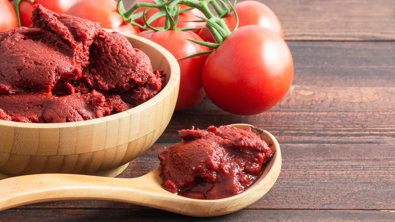 Tomato paste and tomatoes