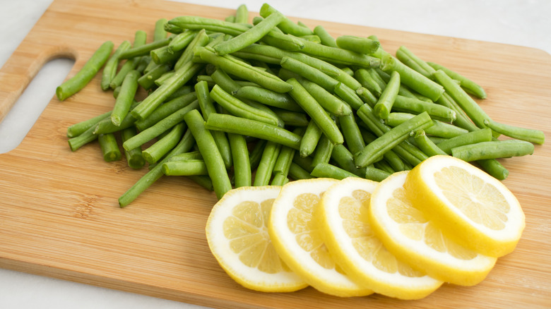 lemon slices and green beans