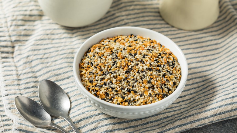 everything-bagel seasoning in bowl