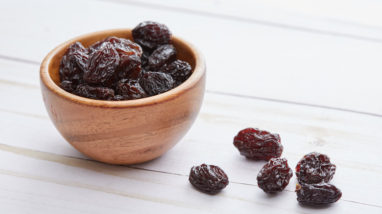 Raisins in small wooden bowl