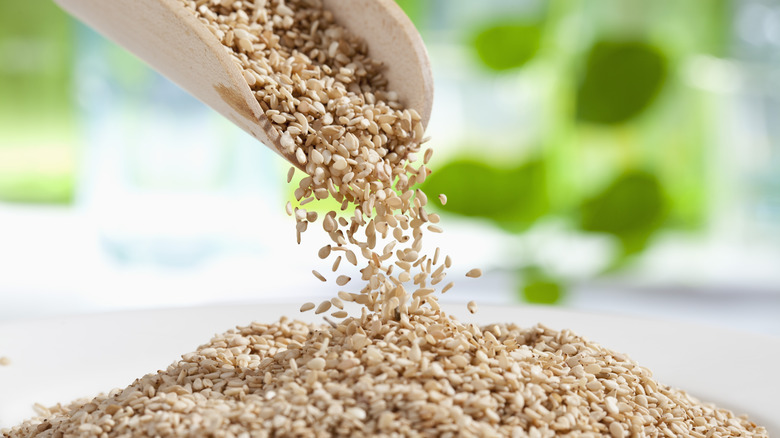 sesame seeds pouring