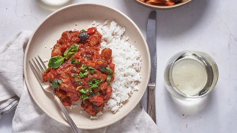 Top-down view of chicken cacciatore with rice 