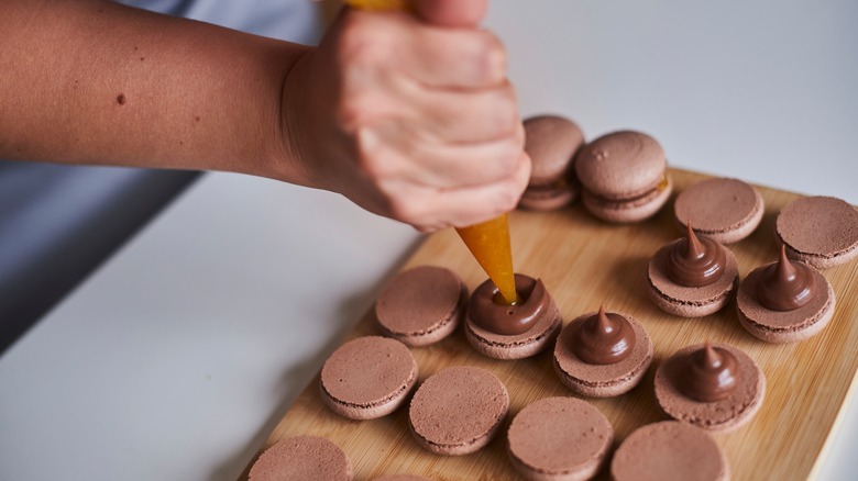 filling chocolate macarons