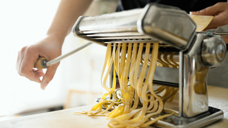 Pasta roller machine