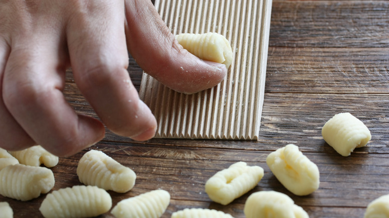 Ridge paddle shaping gnocchi