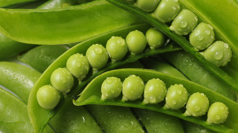 Raw fresh peas 