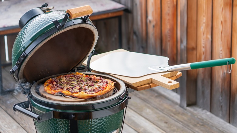Accessories for making pizza at home: what you can't do without