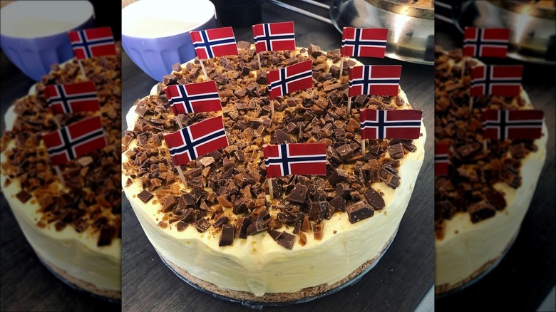 Daimiskake decorated with Norwegian flags