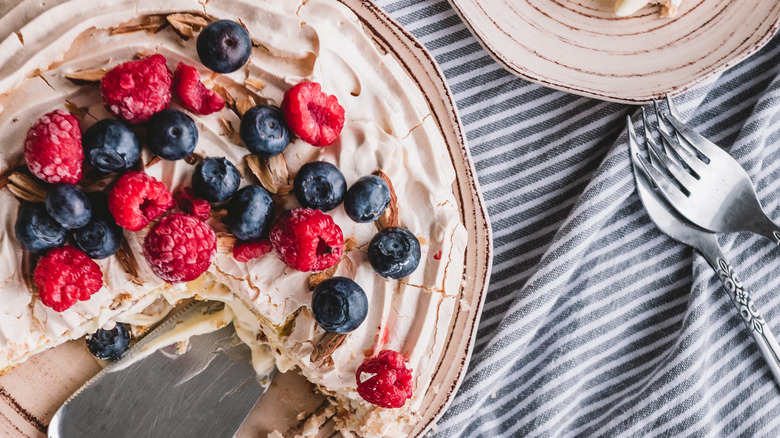 Kvæfjordkake on a plate with berries