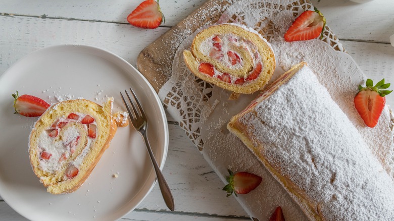 Rullekake sliced and decorated with strawberries