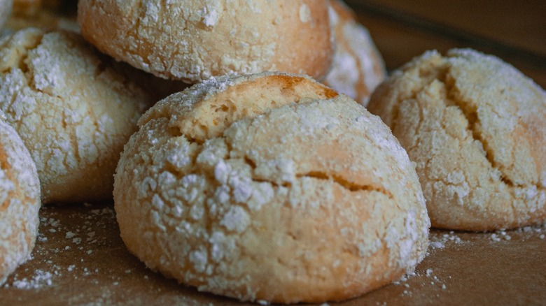 Close-up of sandnøtter dusted in sugar