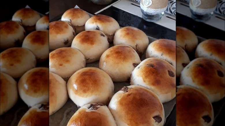 A tray of freshly baked sjokoladeboller