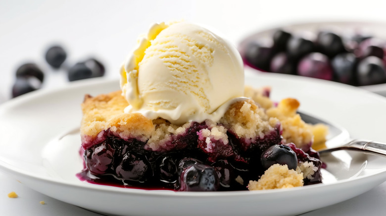 Blueberry crumble with ice cream