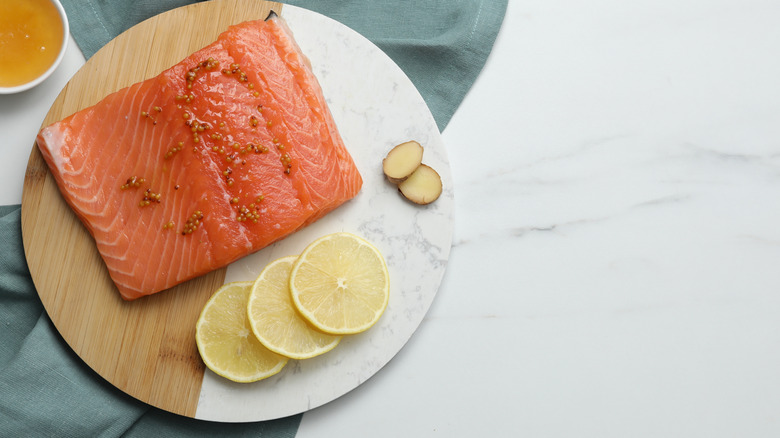 Salmon fillet with mustard and honey