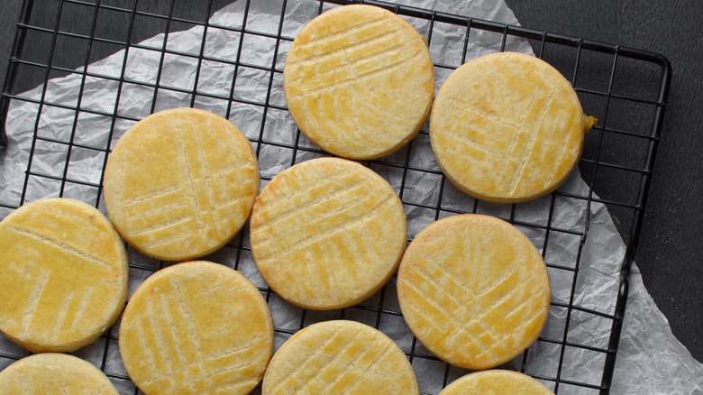 Sablé cookies on baking rack