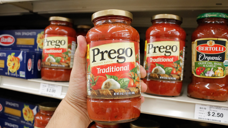hand holding prego sauce jar