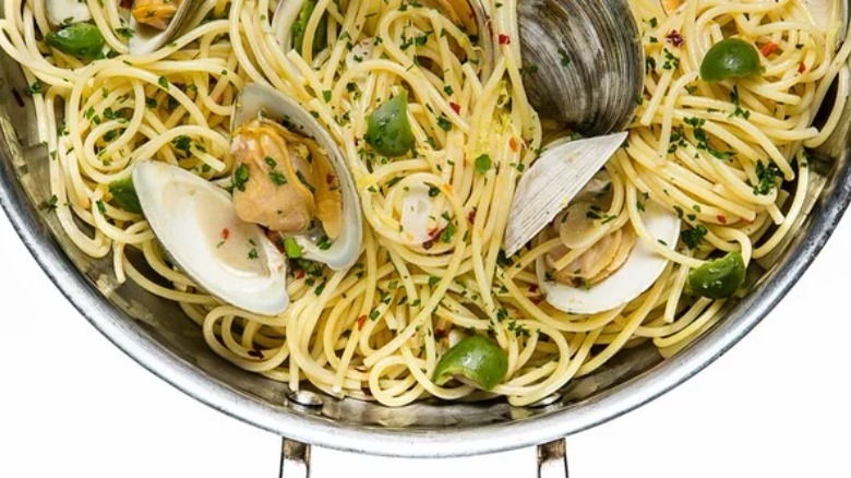 Spaghetti With Clams And Green Olives