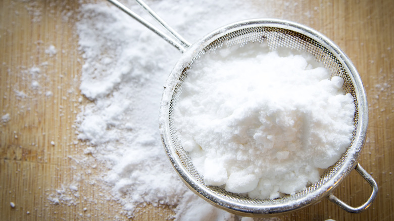 Strainer with powdered sugar